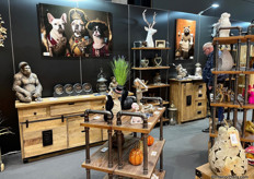 Dutch Imports sells furniture and giftware imported from the far east. To the Manchester Furniture Show they brought their bestsellers. ‘Especially the wall art is good at the moment.’